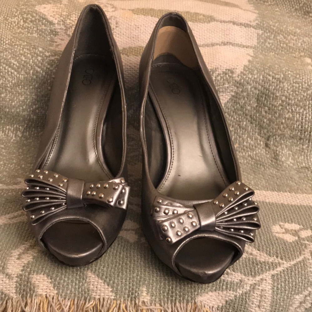 Gray heels